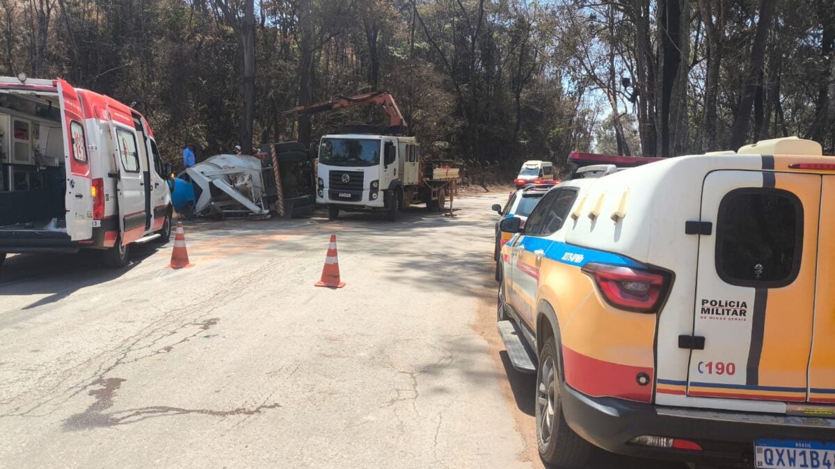 Caminhão carregado de concreto tomba e motorista fica preso às ferragens na estrada 105, em Itabira