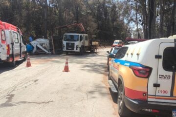 Caminhão carregado de concreto tomba e motorista fica preso às ferragens na estrada 105, em Itabira