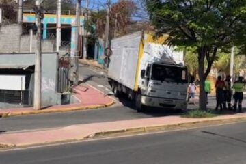 Itabira: caminhão quebra e interdita trânsito nos túneis do Caminho Novo