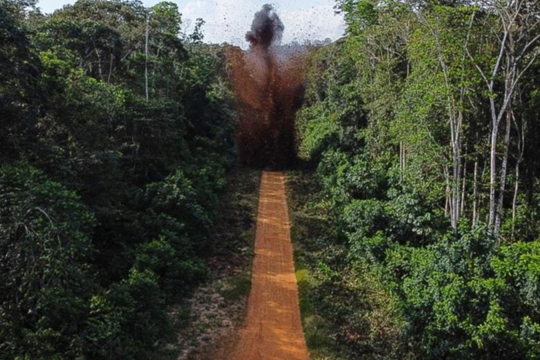 Forças Armadas destroem pista de pouso clandestina na Terra Yanomami