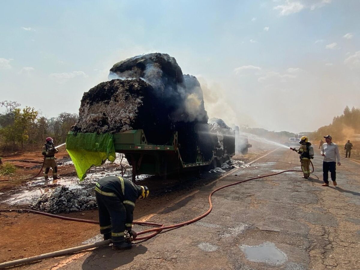 Incêndio em caminhão queima 22 toneladas de algodão na MG-188