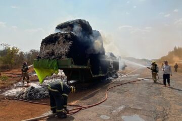 Incêndio em caminhão queima 22 toneladas de algodão na MG-188