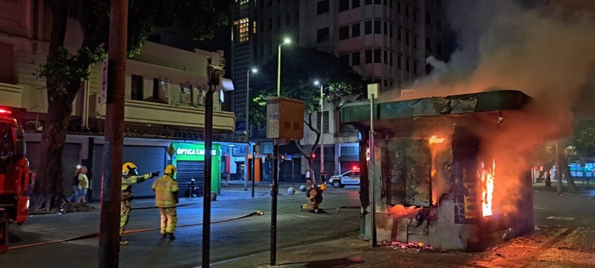 Incêndio destrói banca de jornais no Centro de Belo Horizonte