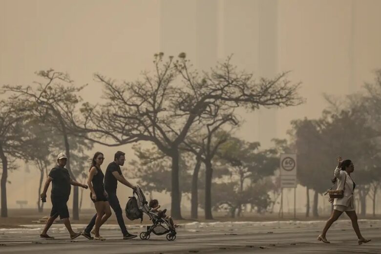 Enorme nuvem de fumaça encobre o Brasil, afirma Climatempo