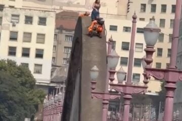 Bombeiros são acionados para resgatar mulher de cima de arco de viaduto de BH