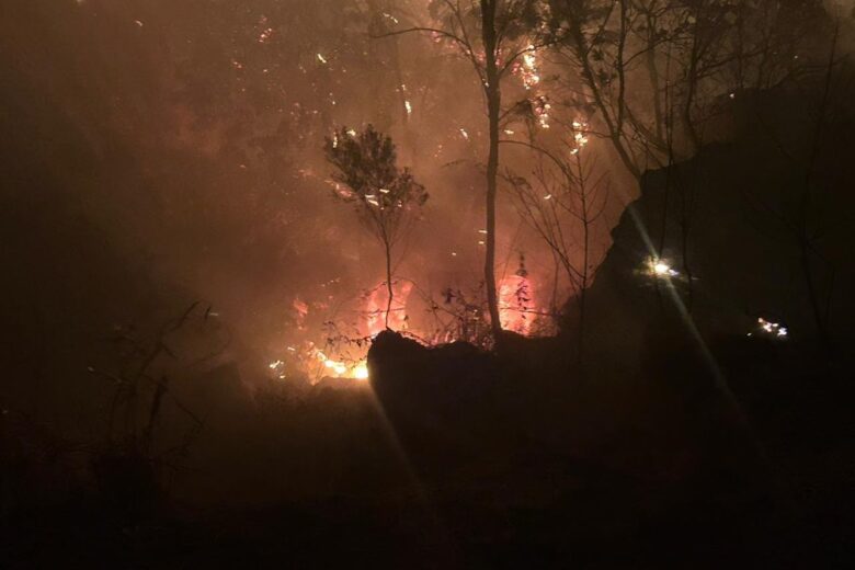 Mariana: carro capota, pega fogo e incêndio se alastra pela vegetação às margens da BR-262