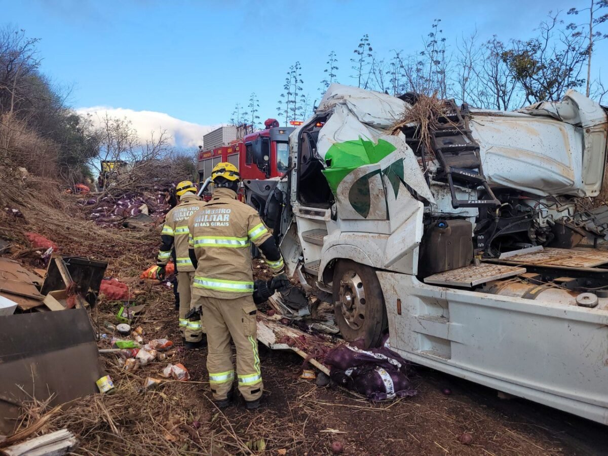 Tombamento de carreta deixa motorista morto na BR-251, em Francisco Sá