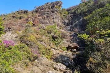 Cachoeira da menor cidade do Brasil seca pela falta de chuva em Minas Gerais