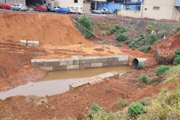 Prefeitura de João Monlevade realiza obra emergencial na Rua Bélgica para prevenir enchentes