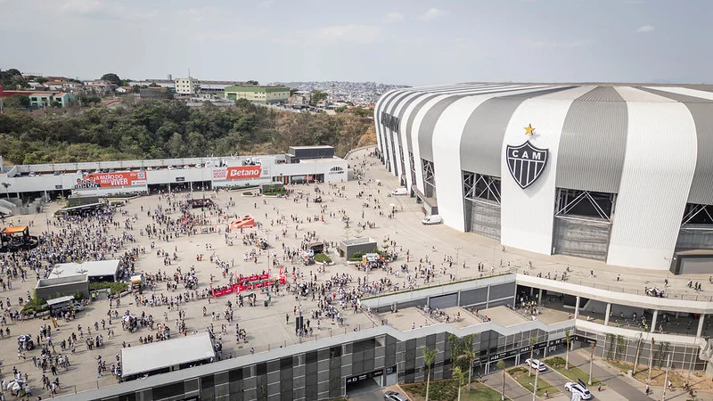 Atlético e Vitória se enfrentam na Arena MRV pelo Campeonato Brasileiro; Rádio Caraça FM transmite a partida ao vivo