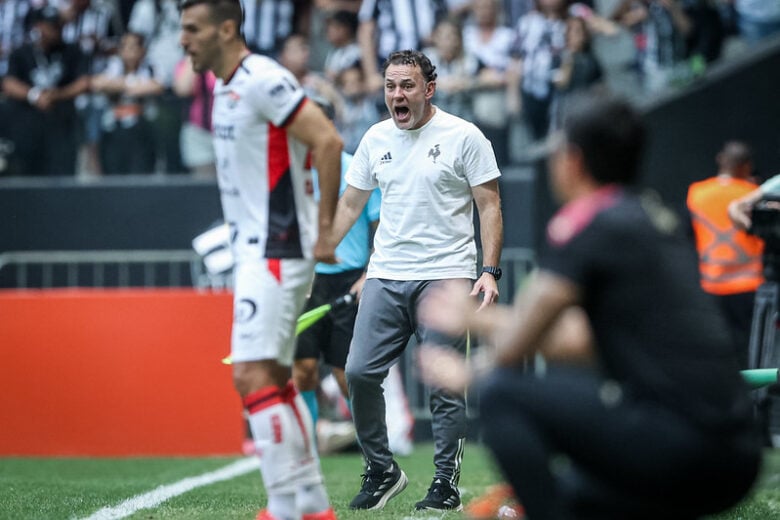 Atlético abre dois gols de vantagem na Arena MRV, vacila e cede empate ao Vitória; assista aos melhores momentos