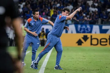 Sem vencer com Diniz, Cruzeiro encara Lanús pela semi da Sul-Americana; Rádio Caraça transmite o jogo