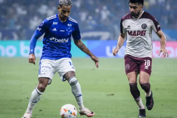 Cruzeiro visita Lanús para tentar vaga na final da Sul-Americana; rádio Caraça FM transmite duelo