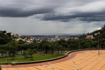 Belo Horizonte tem alerta de chuva com raios e rajadas de vento nesta quinta-feira (7)