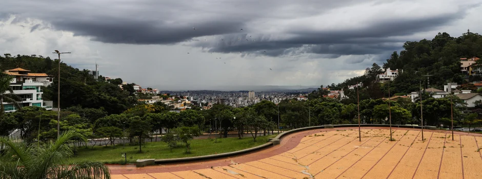 Belo Horizonte tem alerta de chuva com raios e rajadas de vento