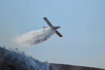 Incêndio na Serra da Moeda: bombeiros contam com auxílio de aeronaves para combate ao fogo