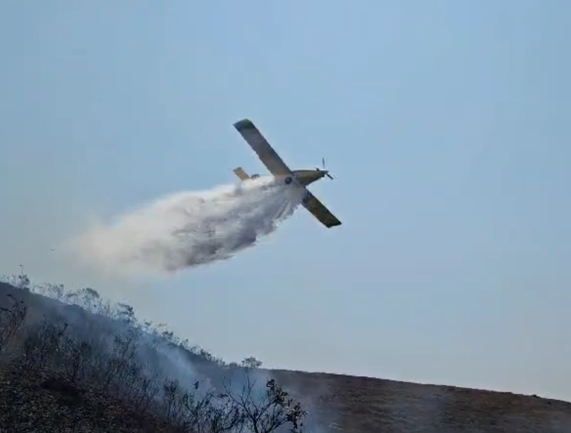 Incêndio na Serra da Moeda: bombeiros contam com auxílio de aeronaves para combate ao fogo