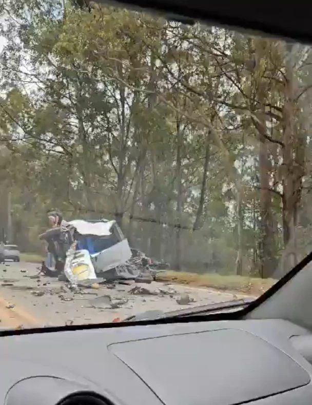 Homem furta ônibus e se envolve em acidente na BR-040, na Grande BH; uma pessoa morreu