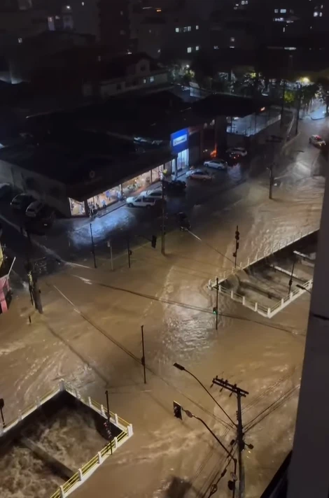 A avenida Bernardo Vasconcelos, na Região Nordeste de BH, ficou alagada durantes as chuvas do último sábado.