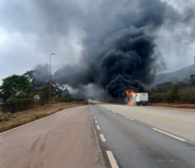 Carreta em chamas interdita BR-040 em Itabirito