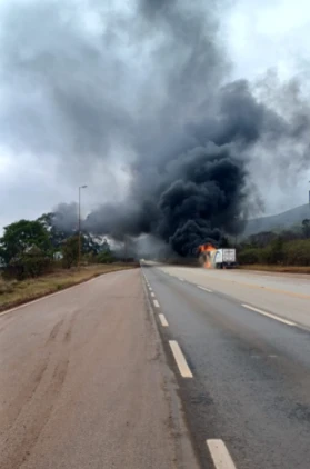 Carreta em chamas interdita BR-040 em Itabirito