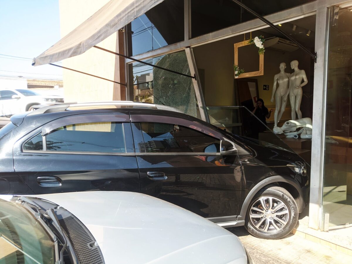 Motorista perde controle de veículo e invade loja na Esplanada da Estação