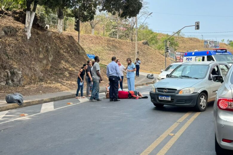 Mulher é atropelada na avenida João Soares Silva, próximo ao Pronto-Socorro de Itabira