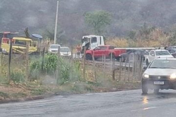 Acidente entre caminhão e carreta complica trânsito na BR-381, em Ravena