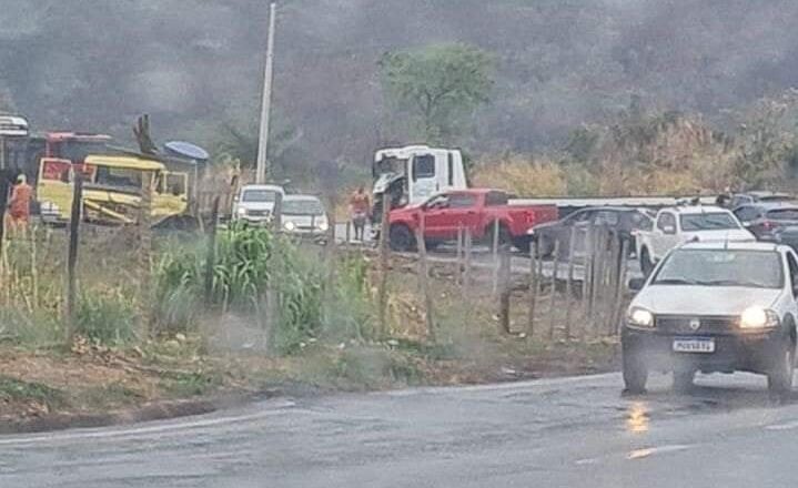 Acidente entre caminhão e carreta complica trânsito na BR-381, em Ravena