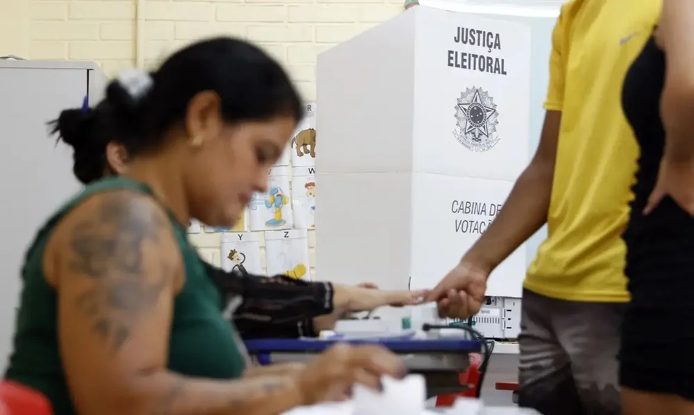 Reeleição dá o tom na vitória em dez capitais; 15 terão segundo turno