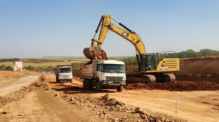 Obra em trecho da MG-060, entre Papagaios e Pompéu, entra na reta final