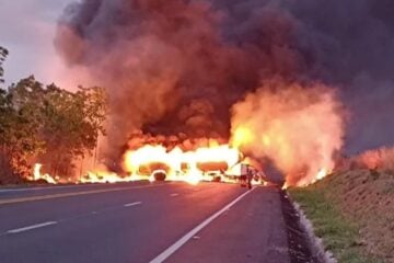 Caminhão-tanque explode e fecha BR-135 em Minas Gerais; uma pessoa morre no acidente