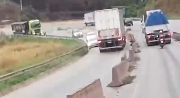 Carreta bitrem é flagrada na contramão em trevo de Caeté, na BR-381; veja o vídeo