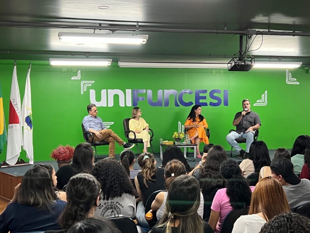 Mesa redonda no Centro Universitário Funcesi discute a saúde mental