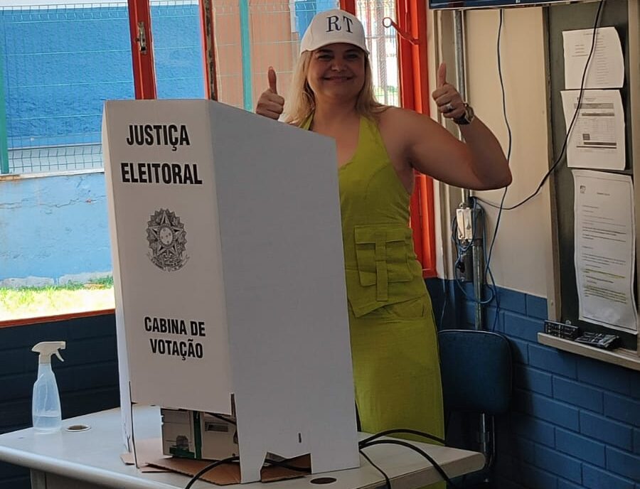 “As pessoas devem se envolver e entender mais de política”, ressalta Elaine Gomes