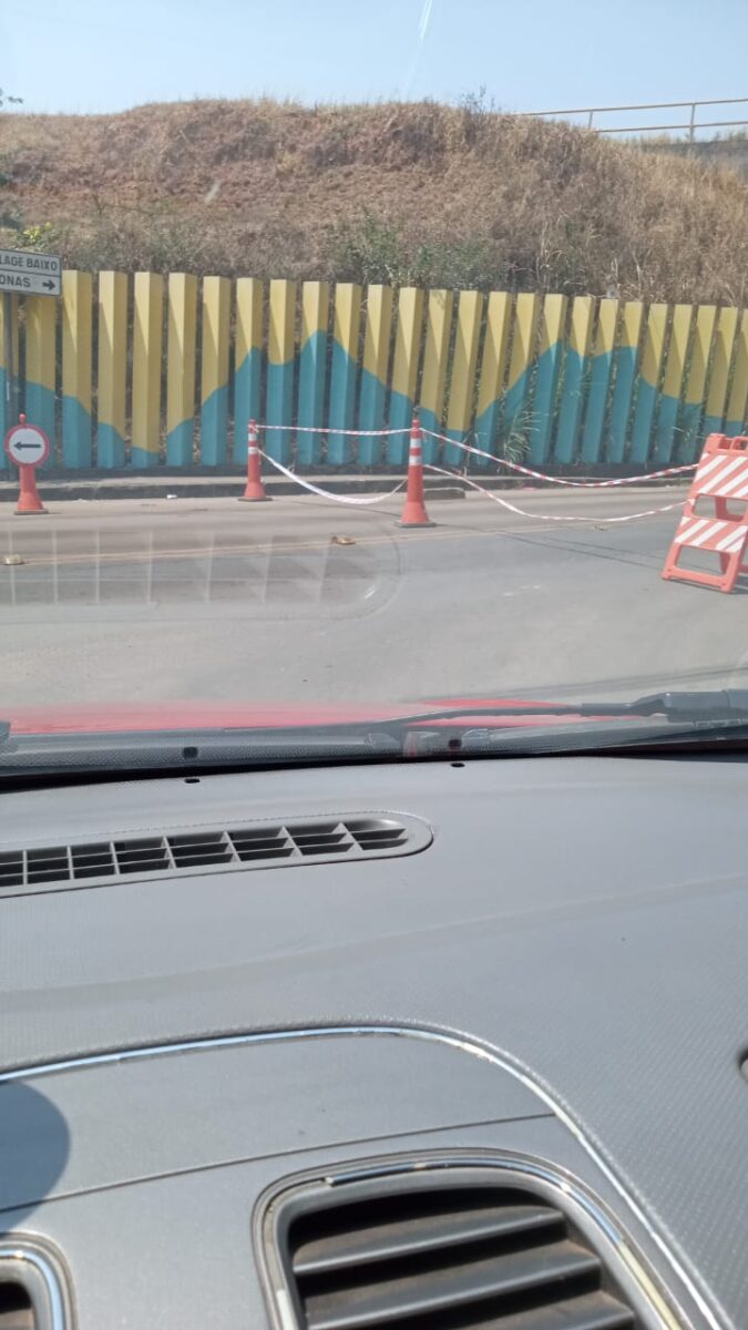 Obra do Saae interdita trânsito na avenida Central, em Itabira