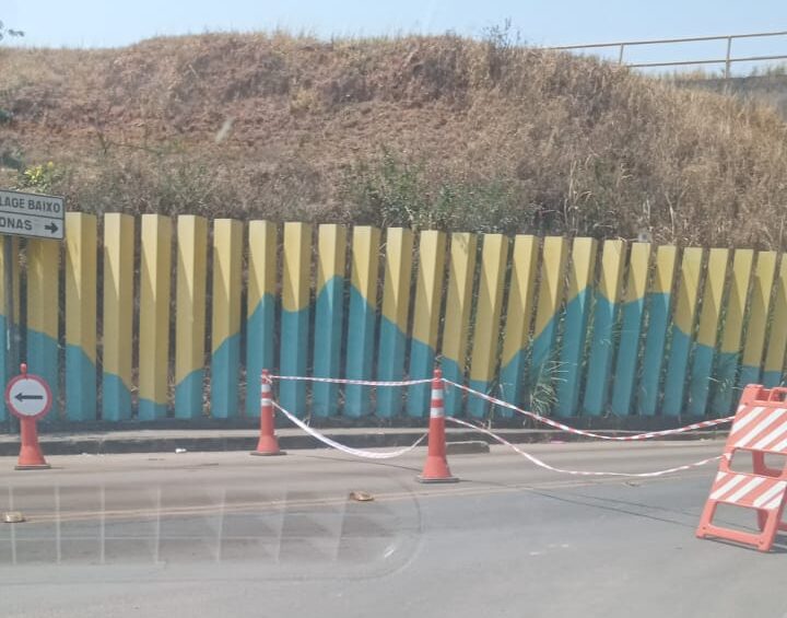 Obra do Saae interdita trânsito na avenida Central, em Itabira