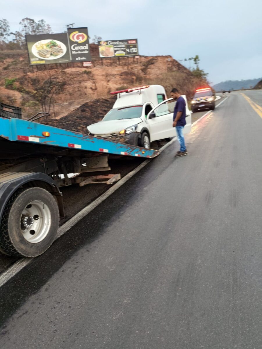 Ambulância da Prefeitura de Caratinga se envolve em acidente na BR-381