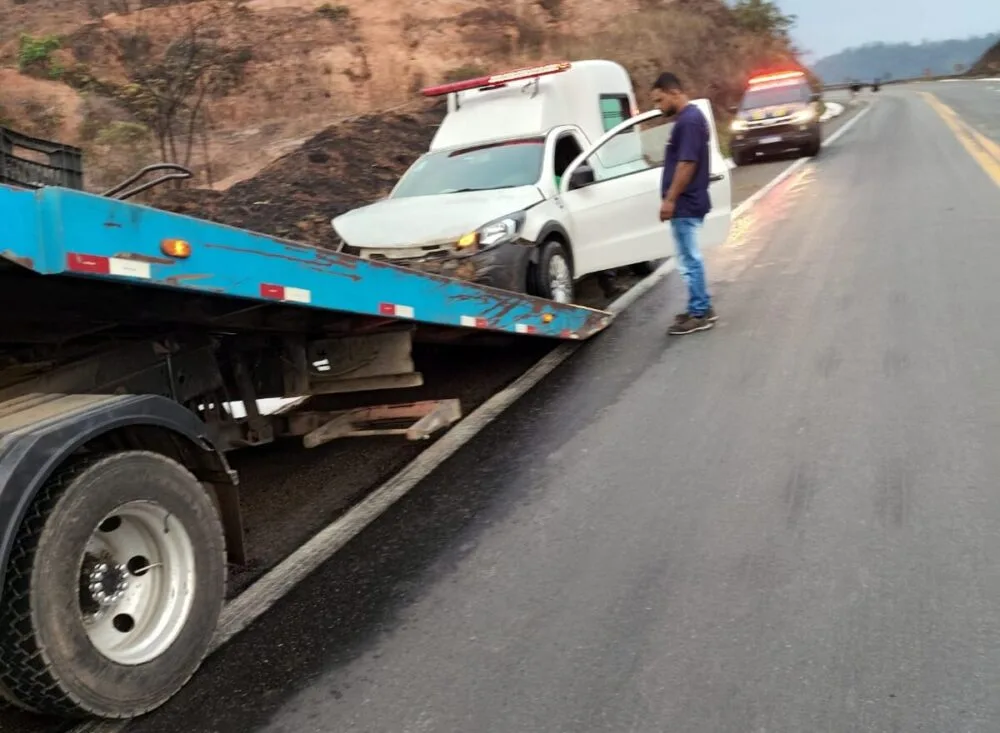 Ambulância da Prefeitura de Caratinga se envolve em acidente na BR-381