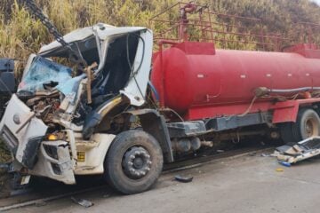 Motorista fica ferido após colisão entre caminhão e carreta em Nova Era