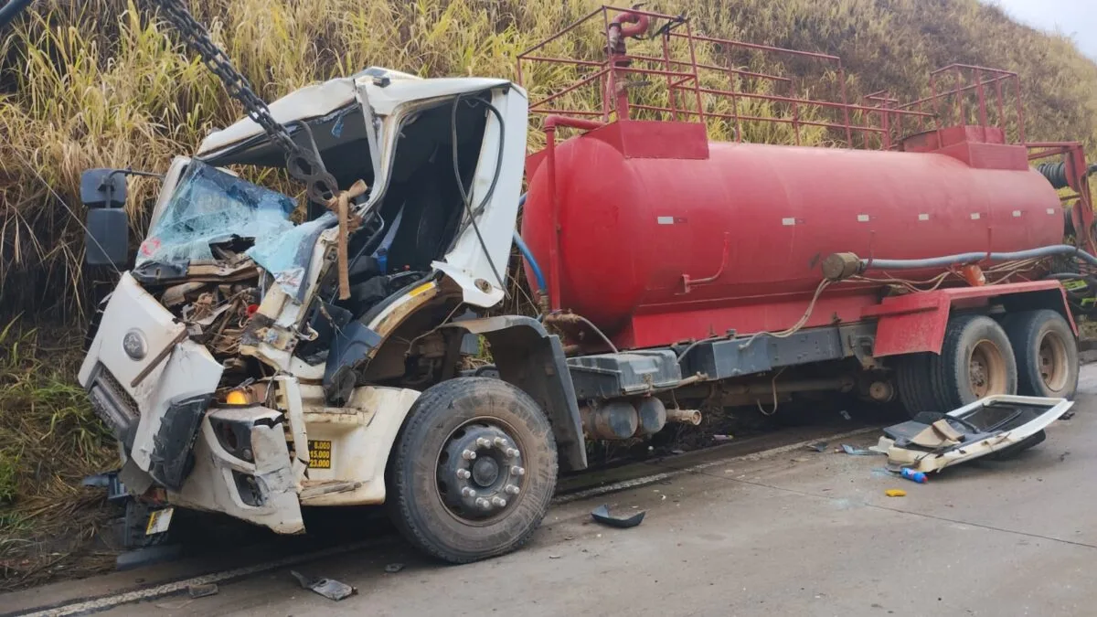 Motorista fica ferido após colisão entre caminhão e carreta em Nova Era