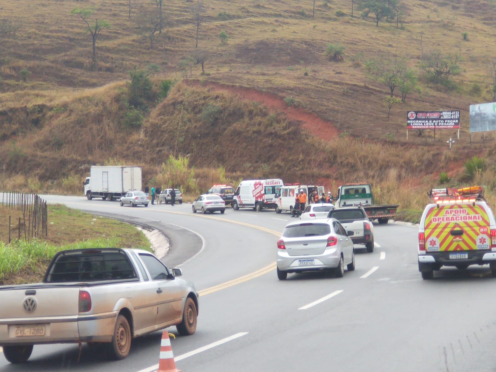 BR-381: manhã de sábado começa com acidente envolvendo carros e carreta