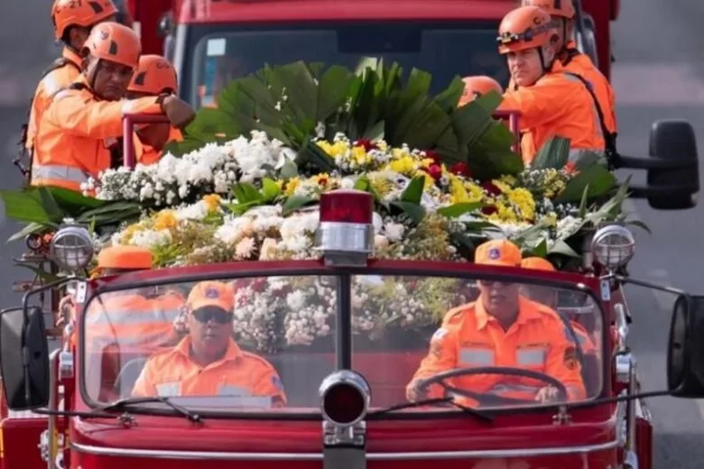 Velório dos seis bombeiros vítimas de queda de helicóptero emociona Minas Gerais