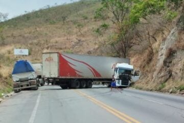 Carreta atravessa a pista e interdita totalmente a BR-381, em Caeté