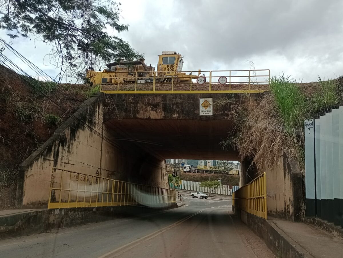 Vale realiza manutenção na linha férrea e interdita trânsito na rua Israel Pinheiro, no bairro Areão