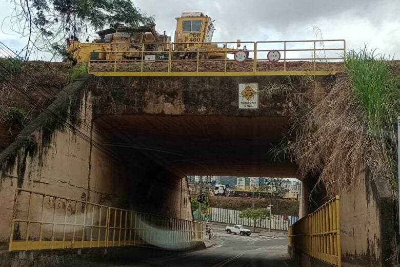 Vale realiza manutenção na linha férrea e interdita trânsito na rua Israel Pinheiro, no bairro Areão