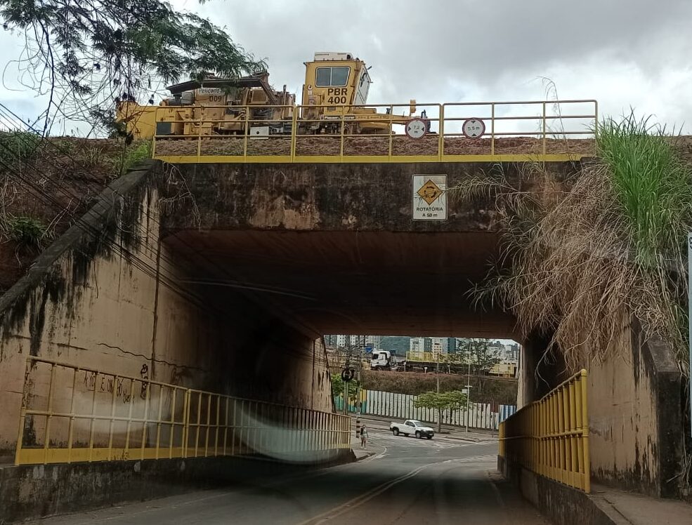 Vale realiza manutenção na linha férrea e interdita trânsito na rua Israel Pinheiro, no bairro Areão