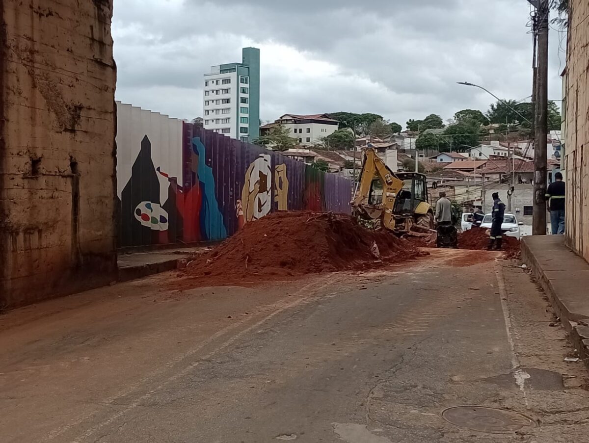 Vazamento em rede de água interdita a avenida Central e afeta abastecimento na região do bairro Esplanada da Estação