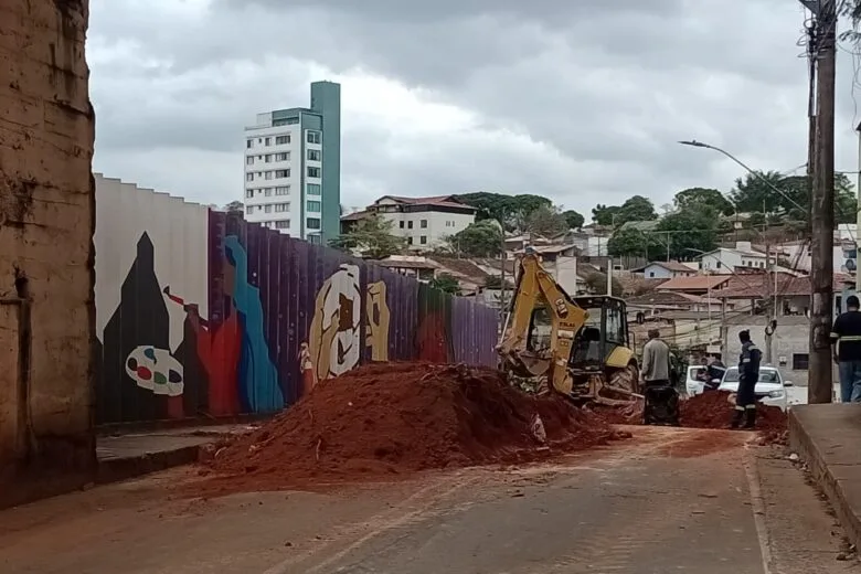 Vazamento em rede de água interdita a avenida Central e afeta abastecimento na região do bairro Esplanada da Estação