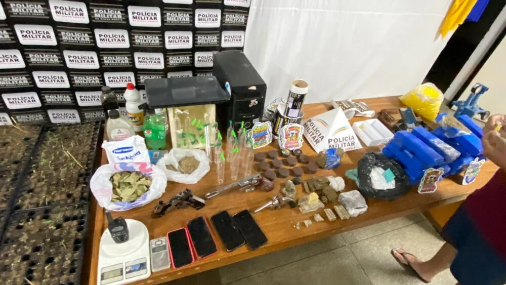 Polícia Militar descobre laboratório de drogas em Rio Piracicaba e apreende grande quantidade de entorpecentes e armas